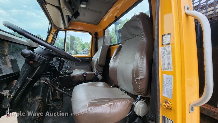 image for item JL9965 2002 International 4900  dump truck