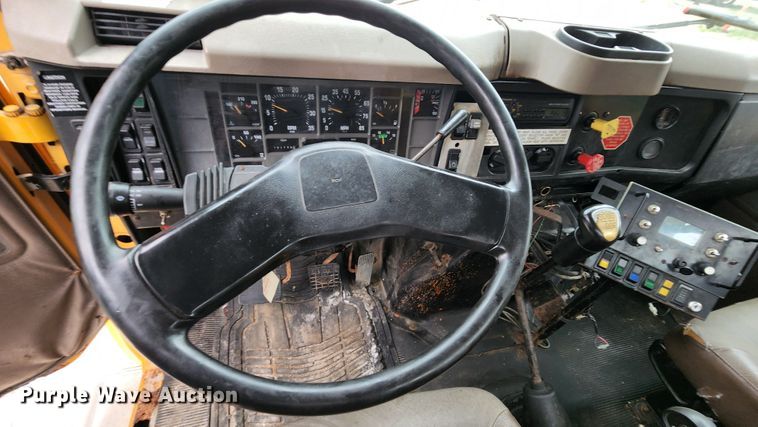 image for item JL9965 2002 International 4900  dump truck