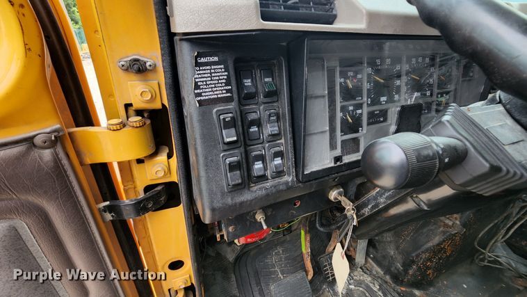 image for item JL9965 2002 International 4900  dump truck