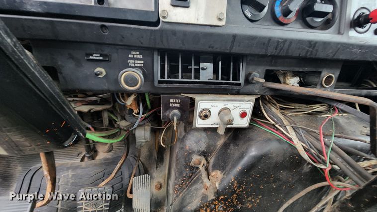 image for item JL9965 2002 International 4900  dump truck