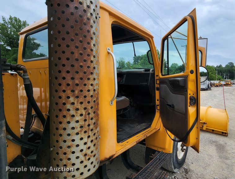 image for item JL9965 2002 International 4900  dump truck