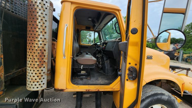 image for item JL9965 2002 International 4900  dump truck