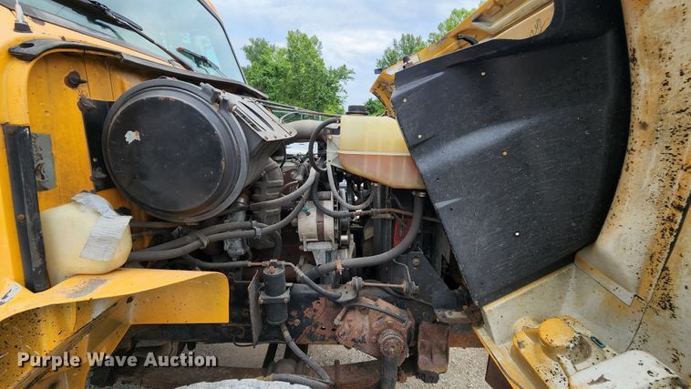 image for item JL9965 2002 International 4900  dump truck