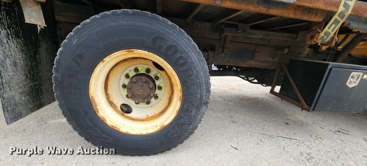 image for item JL9965 2002 International 4900  dump truck