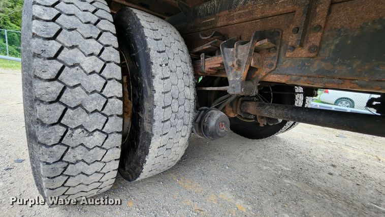 image for item JL9965 2002 International 4900  dump truck