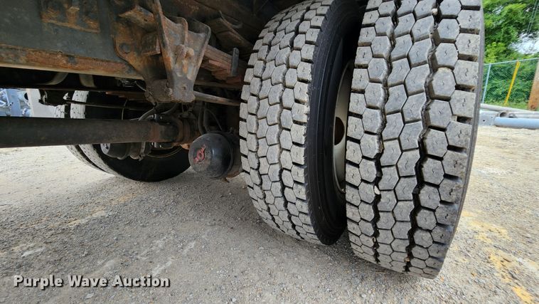 image for item JL9965 2002 International 4900  dump truck