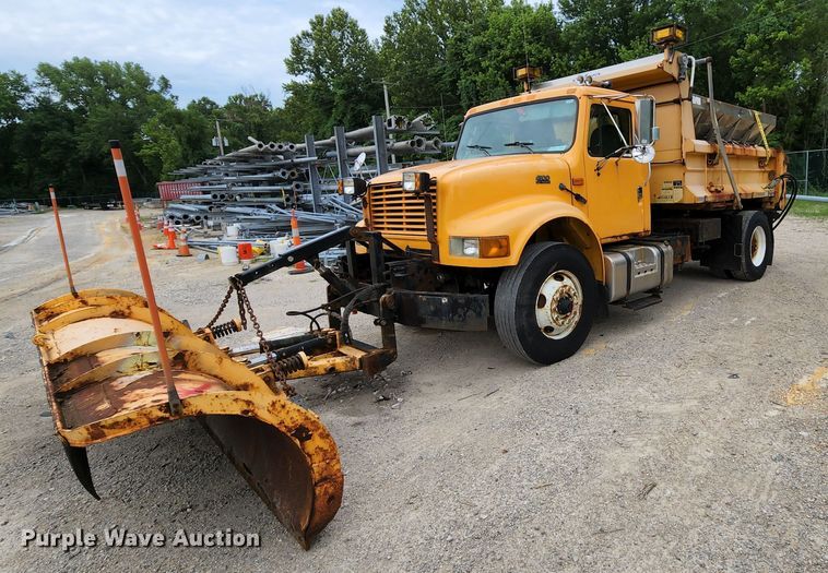 image for item JL9966 2002 International 4900  dump truck