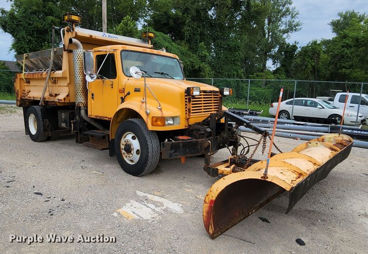 image for item JL9966 2002 International 4900  dump truck