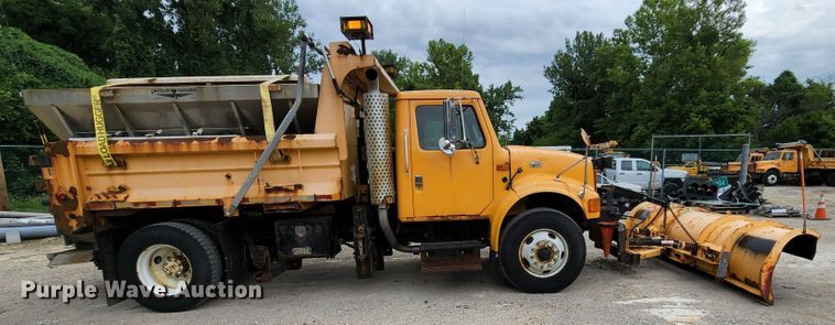 image for item JL9966 2002 International 4900  dump truck