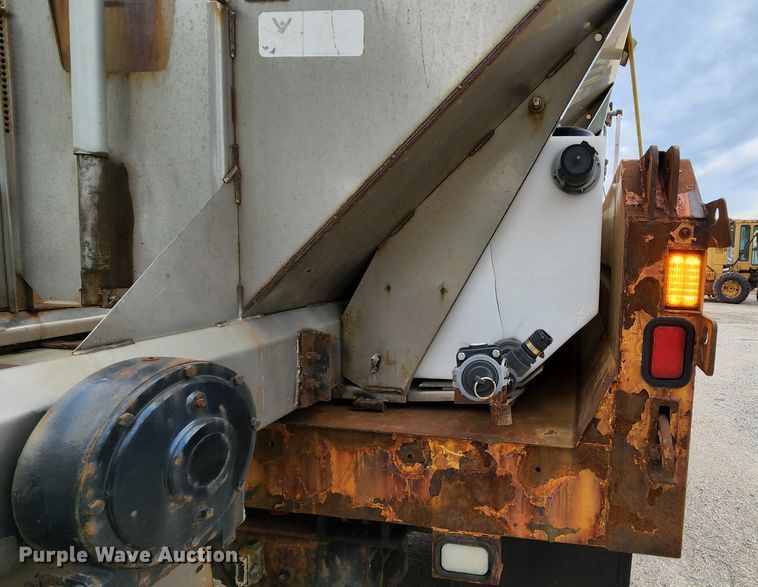 image for item JL9966 2002 International 4900  dump truck