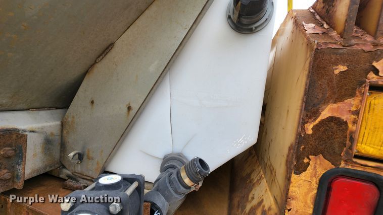 image for item JL9966 2002 International 4900  dump truck