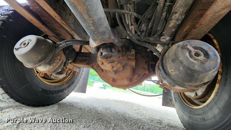 image for item JL9966 2002 International 4900  dump truck