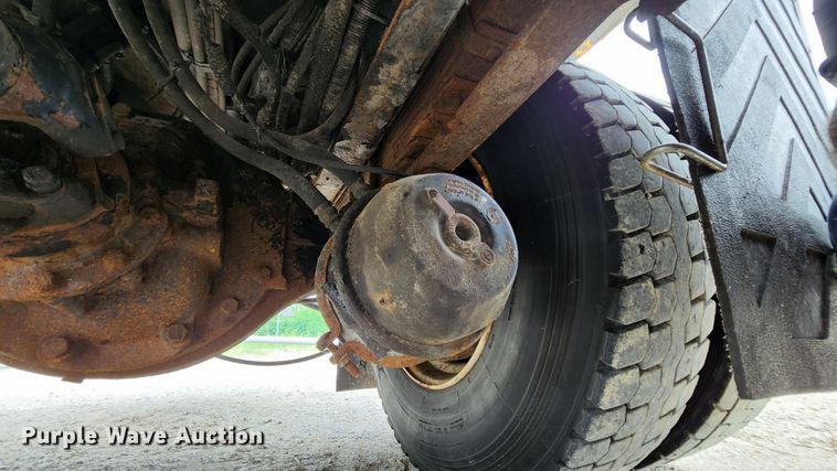 image for item JL9966 2002 International 4900  dump truck