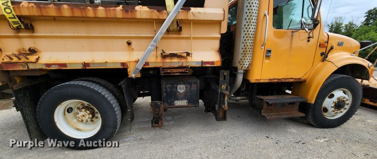 image for item JL9966 2002 International 4900  dump truck
