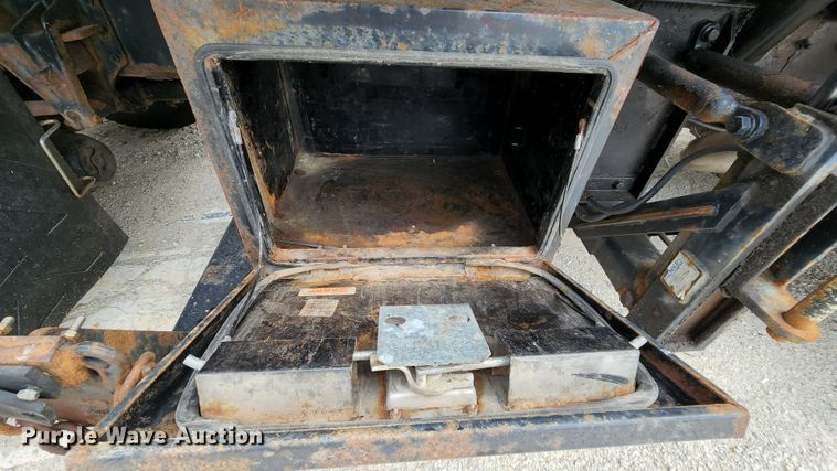 image for item JL9966 2002 International 4900  dump truck