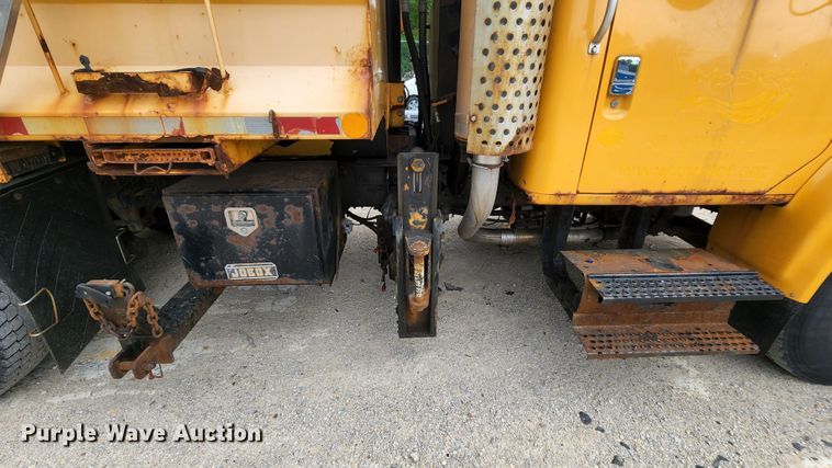 image for item JL9966 2002 International 4900  dump truck