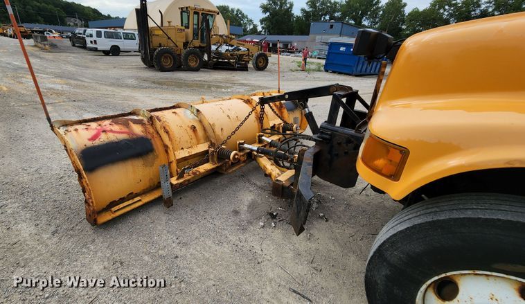 image for item JL9966 2002 International 4900  dump truck