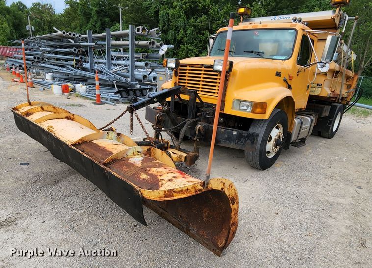 image for item JL9966 2002 International 4900  dump truck