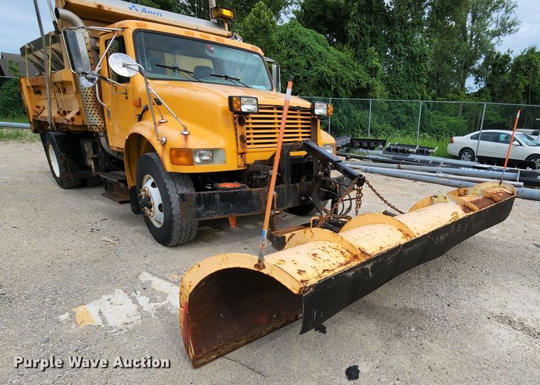 image for item JL9966 2002 International 4900  dump truck