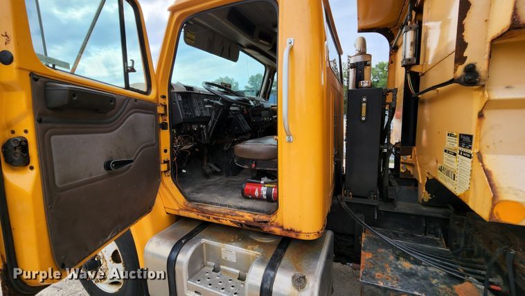 image for item JL9966 2002 International 4900  dump truck