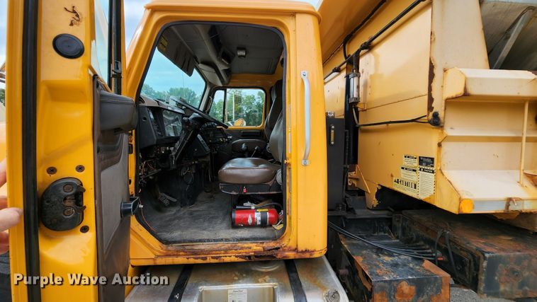 image for item JL9966 2002 International 4900  dump truck