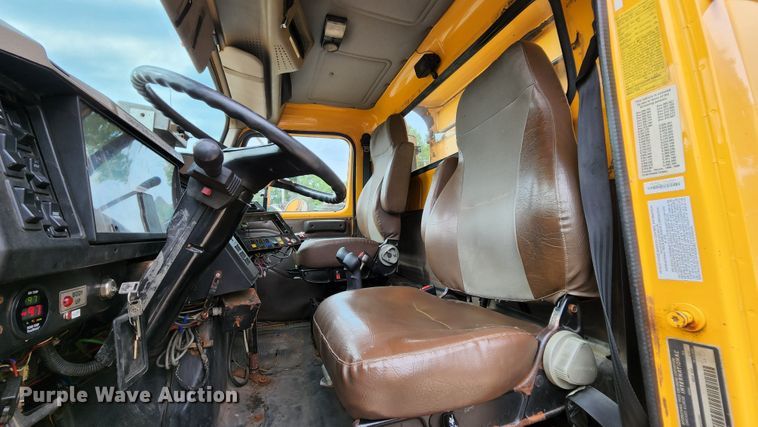 image for item JL9966 2002 International 4900  dump truck