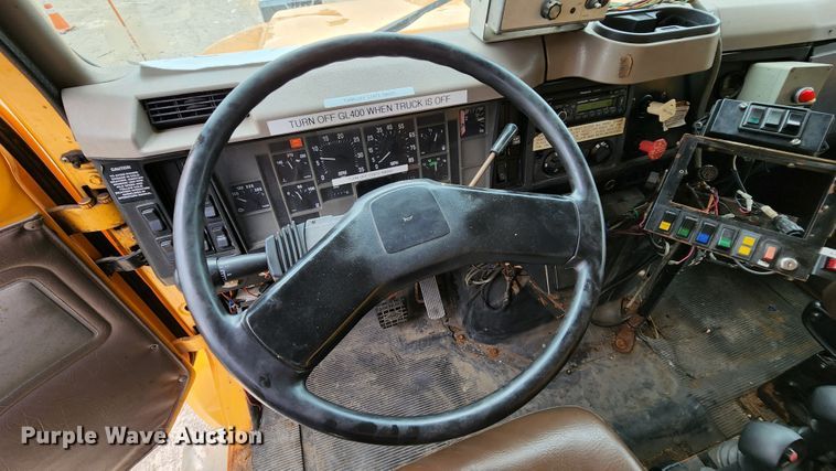 image for item JL9966 2002 International 4900  dump truck