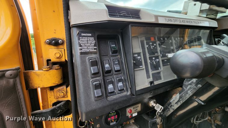 image for item JL9966 2002 International 4900  dump truck