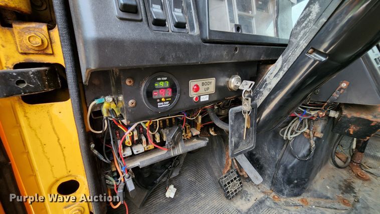 image for item JL9966 2002 International 4900  dump truck