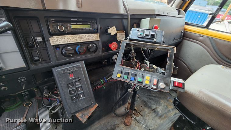 image for item JL9966 2002 International 4900  dump truck