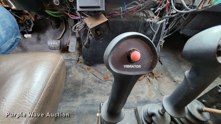 image for item JL9966 2002 International 4900  dump truck