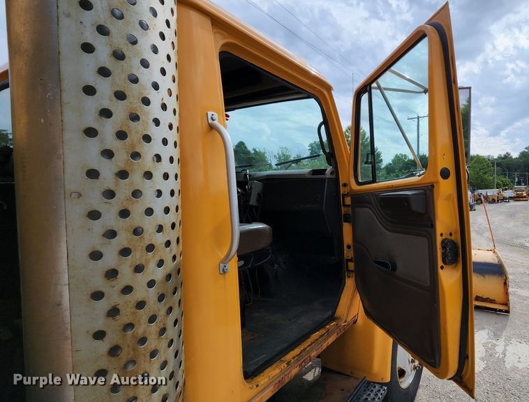 image for item JL9966 2002 International 4900  dump truck