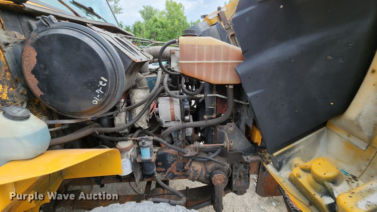 image for item JL9966 2002 International 4900  dump truck