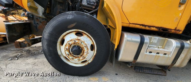 image for item JL9966 2002 International 4900  dump truck