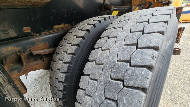 image for item JL9966 2002 International 4900  dump truck