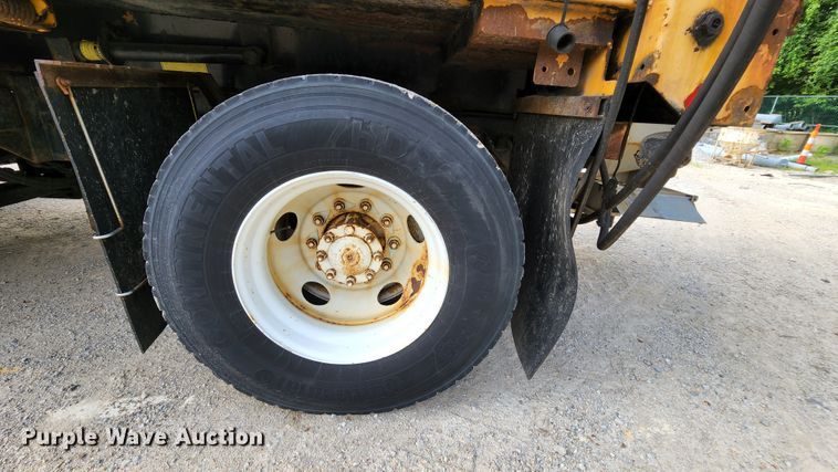 image for item JL9966 2002 International 4900  dump truck