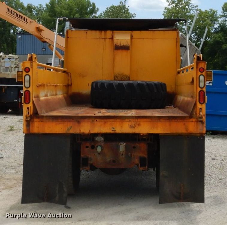 image for item JL9968 2002 International 4900  dump truck