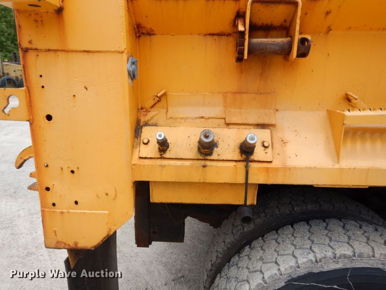 image for item JL9968 2002 International 4900  dump truck