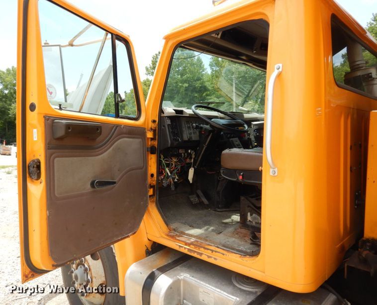 image for item JL9968 2002 International 4900  dump truck