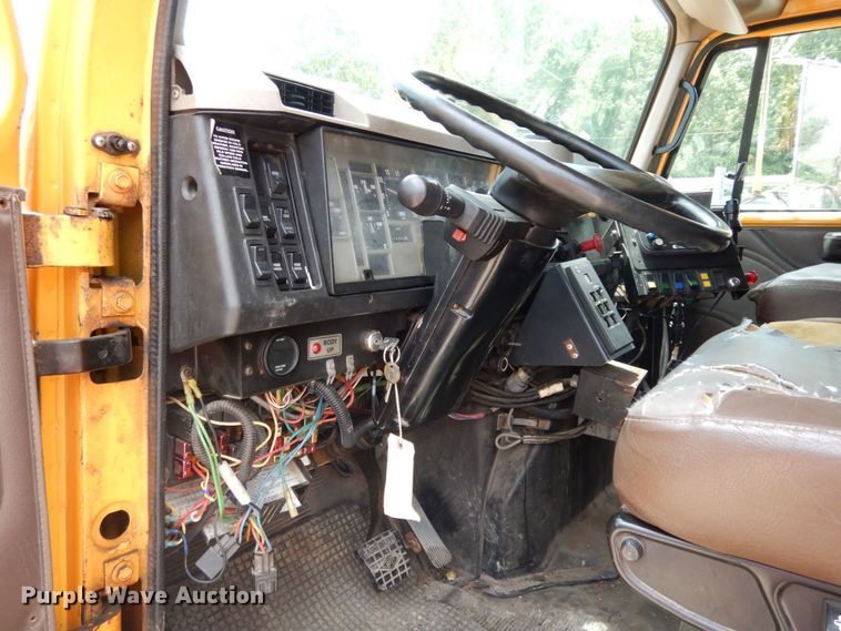 image for item JL9968 2002 International 4900  dump truck