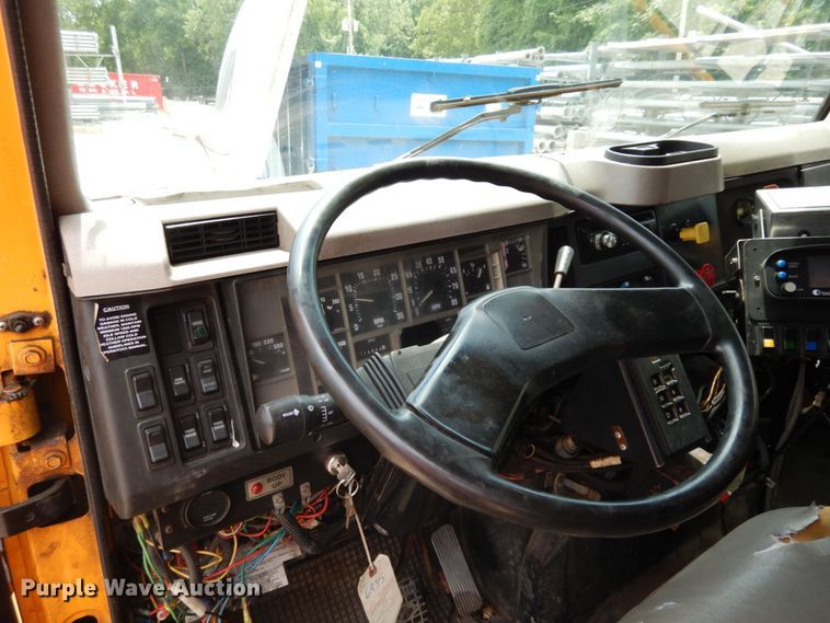 image for item JL9968 2002 International 4900  dump truck