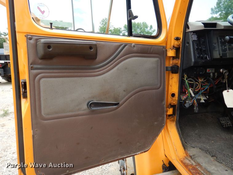 image for item JL9968 2002 International 4900  dump truck