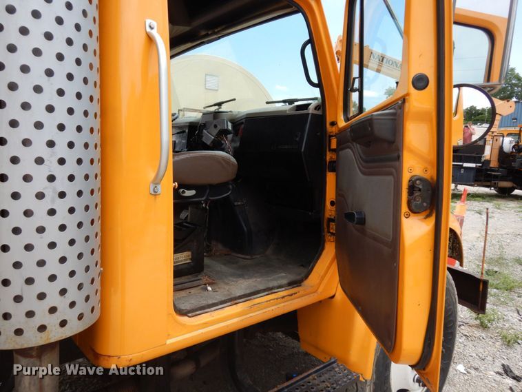 image for item JL9968 2002 International 4900  dump truck