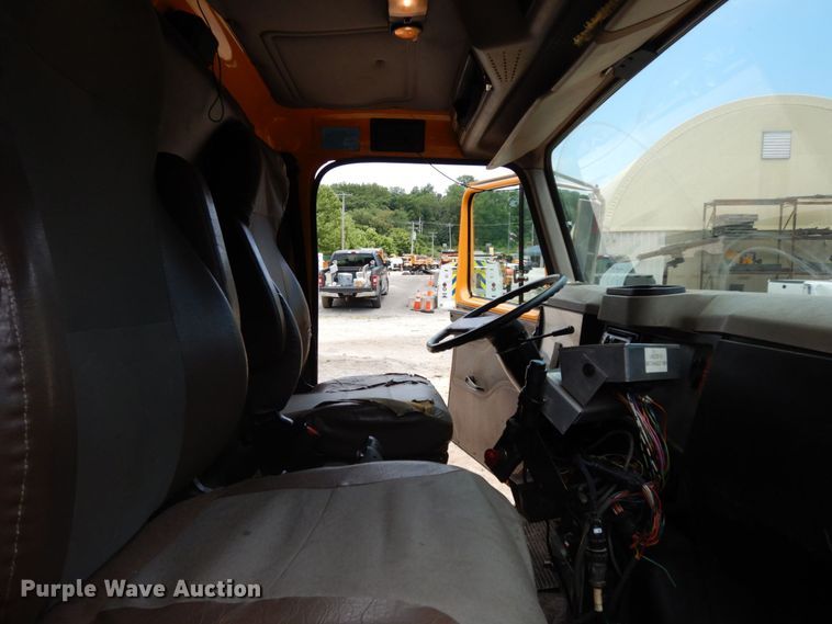 image for item JL9968 2002 International 4900  dump truck