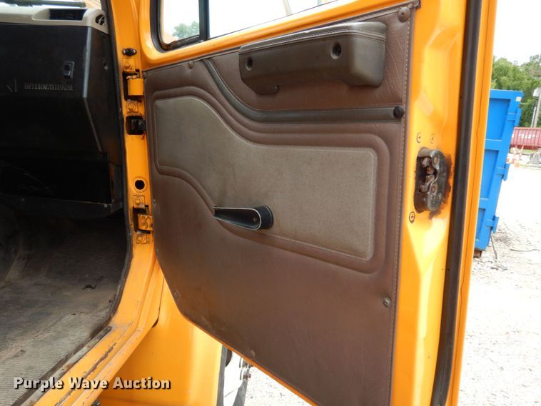 image for item JL9968 2002 International 4900  dump truck