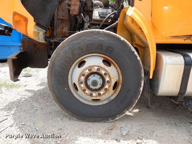 image for item JL9968 2002 International 4900  dump truck