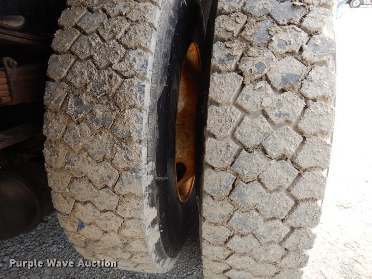 image for item JL9968 2002 International 4900  dump truck