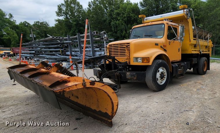 image for item JL9975 2002 International 4900  dump truck