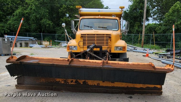 image for item JL9975 2002 International 4900  dump truck