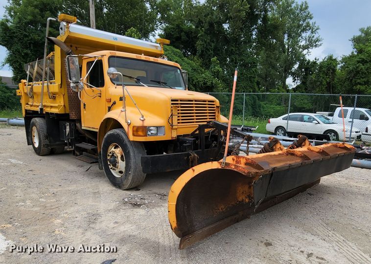image for item JL9975 2002 International 4900  dump truck